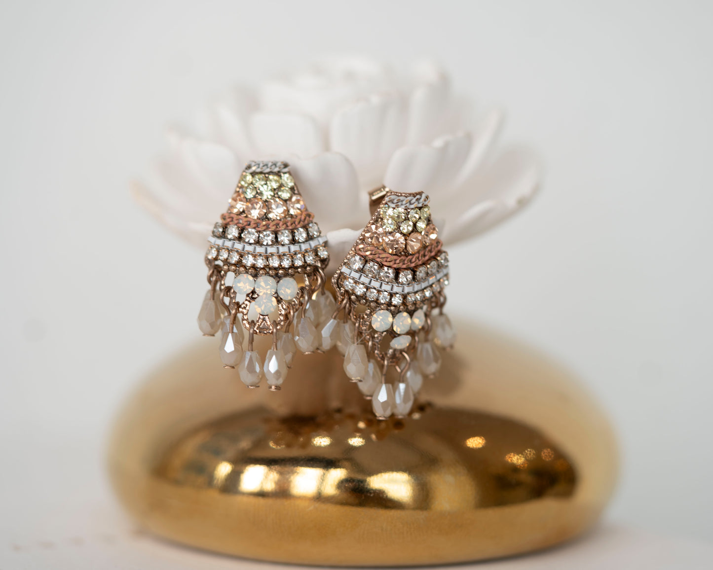 DANGLE EARRING.